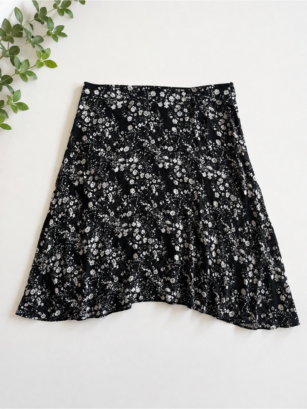 gap black + white floral rayon midi skirt size small cottagecore teacher skirt